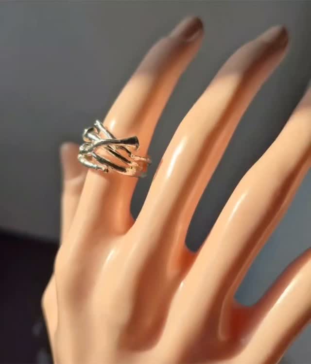 Wild by nature, refined by hand ✨
Twisted like branches caught in the wind — this ring is sculpted, not stamped. Every c